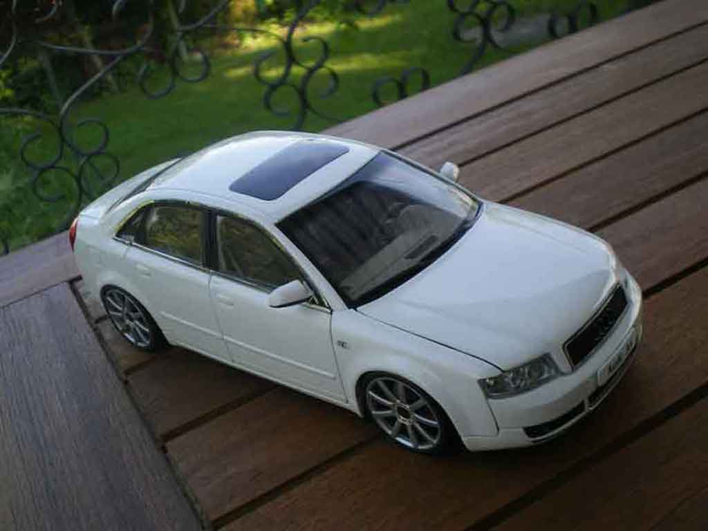 Audi A4 berline b6 s-line wit jantes 19 pouces 1/18 Minichamps