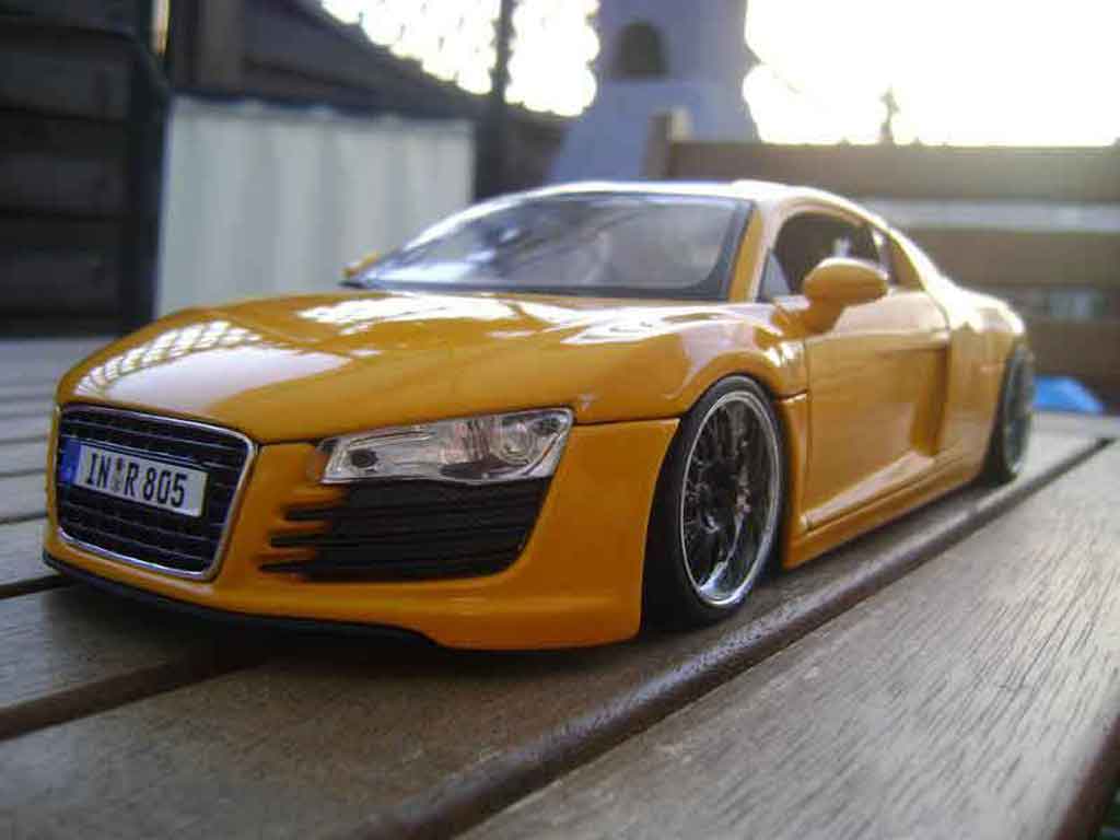 Audi R8 4.2 fsi . geel jantes 19 pouces zwarts 1/18 Maisto