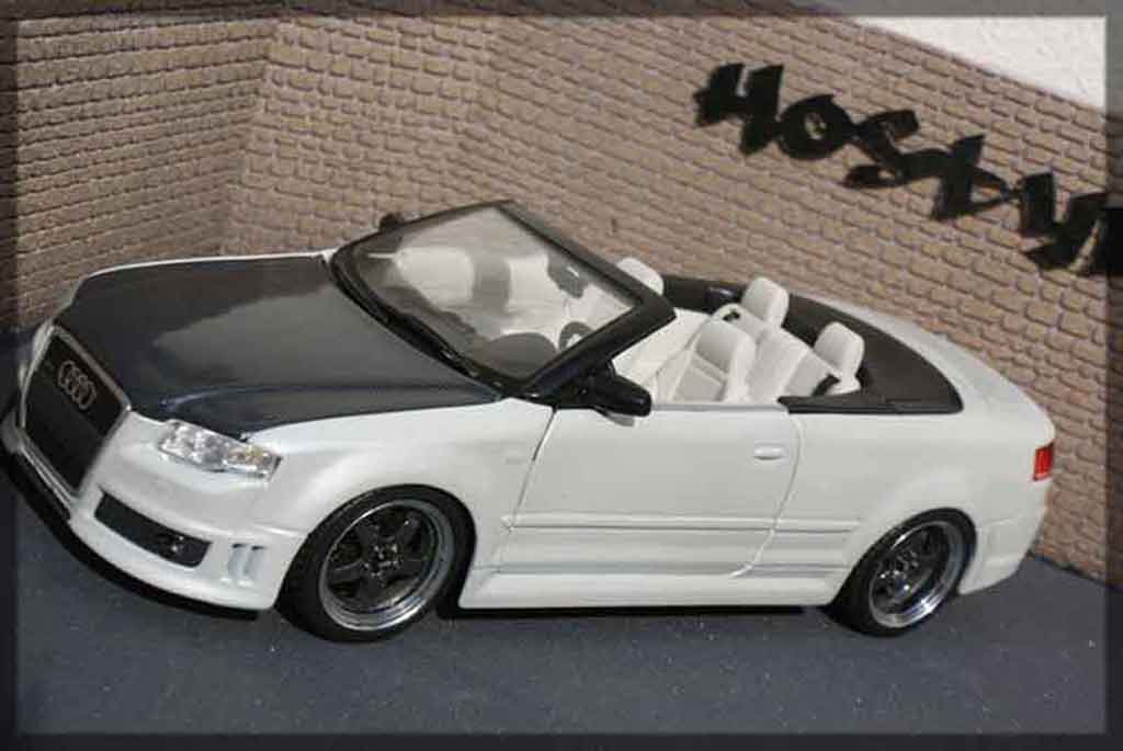 Audi RS4 cabriolet 1/18 Maisto cabriolet carbon & white modelauto