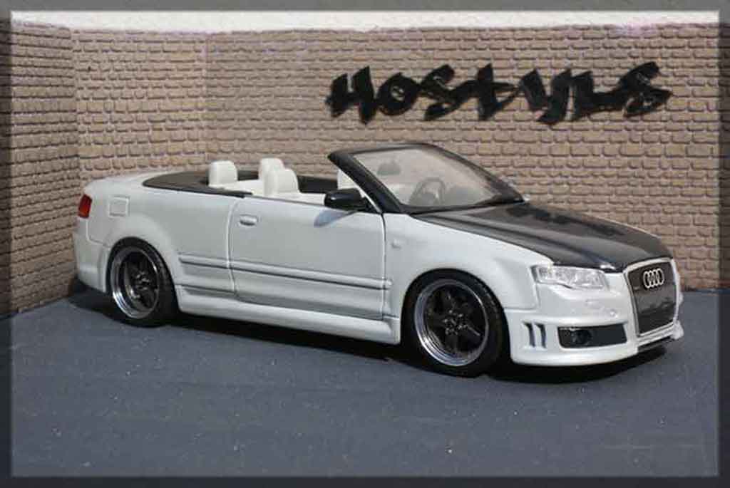 Audi RS4 cabriolet carbon & white 1/18 Maisto