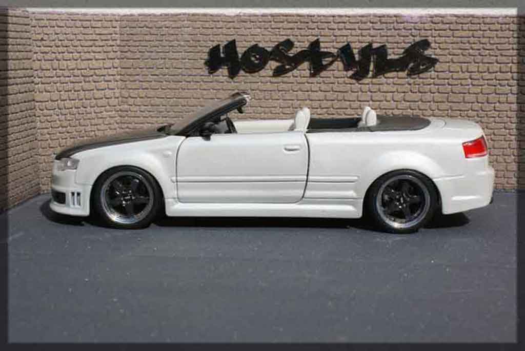 Audi RS4 cabriolet carbon & white 1/18 Maisto