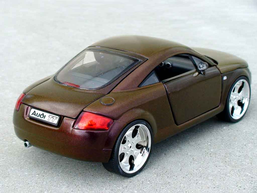 Audi TT coupe firefly peinture cameleon 1/18 Revell