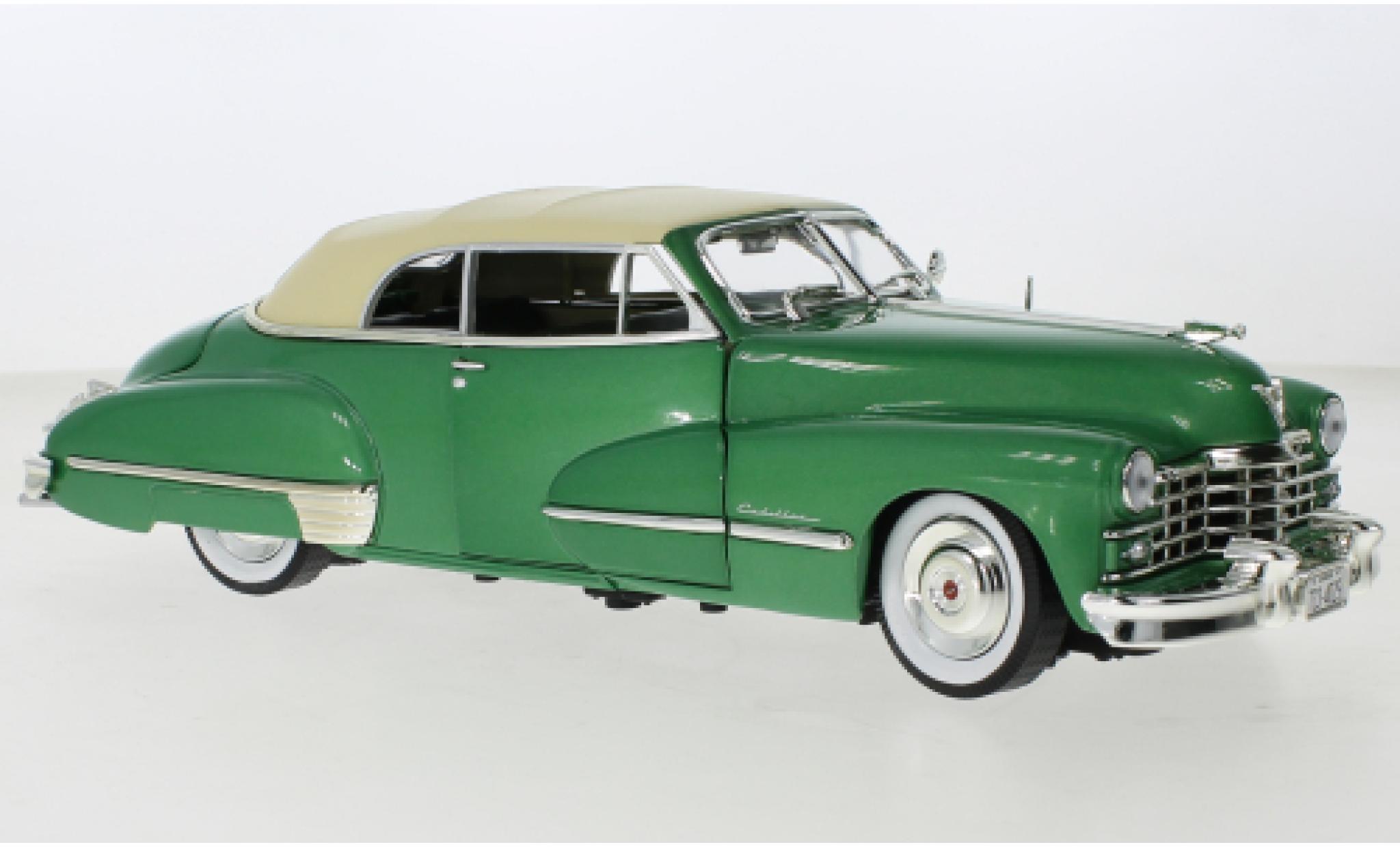 Cadillac Series 62 1/18 Auto World Cabriolet metallic groen/beige 1947 modelauto