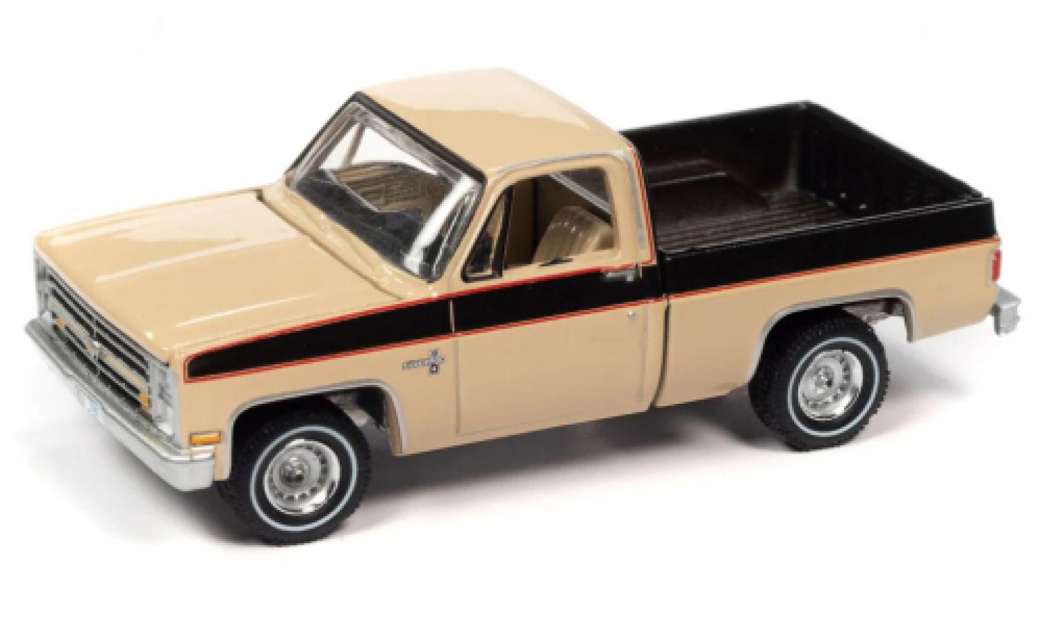 Chevrolet Silverado 1/64 Auto World 10 Fleetside beige/brun 1985 modelauto