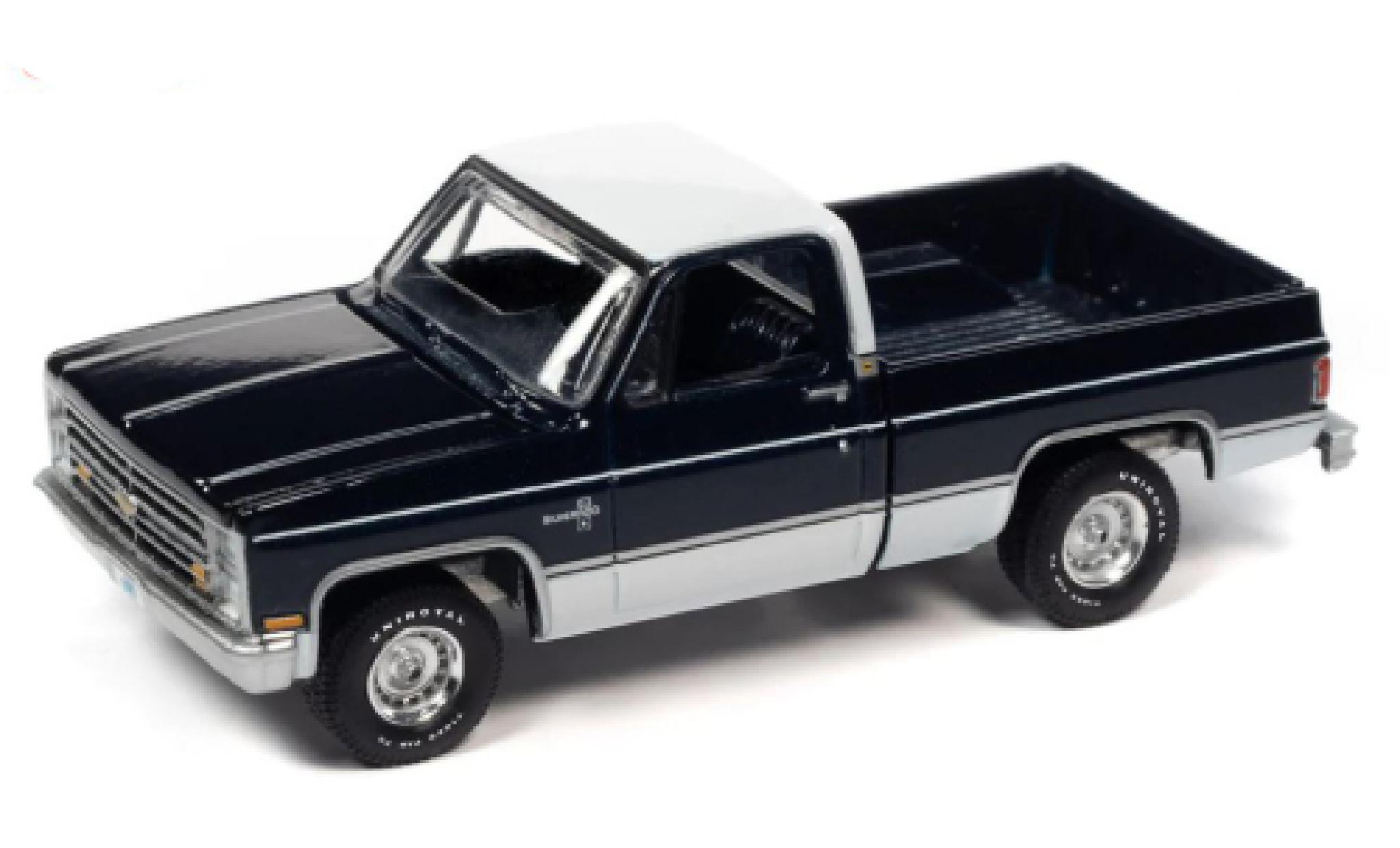Chevrolet Silverado 1/64 Auto World 10 Fleetside blauw fonc&eacute;/wit 1985 modelauto