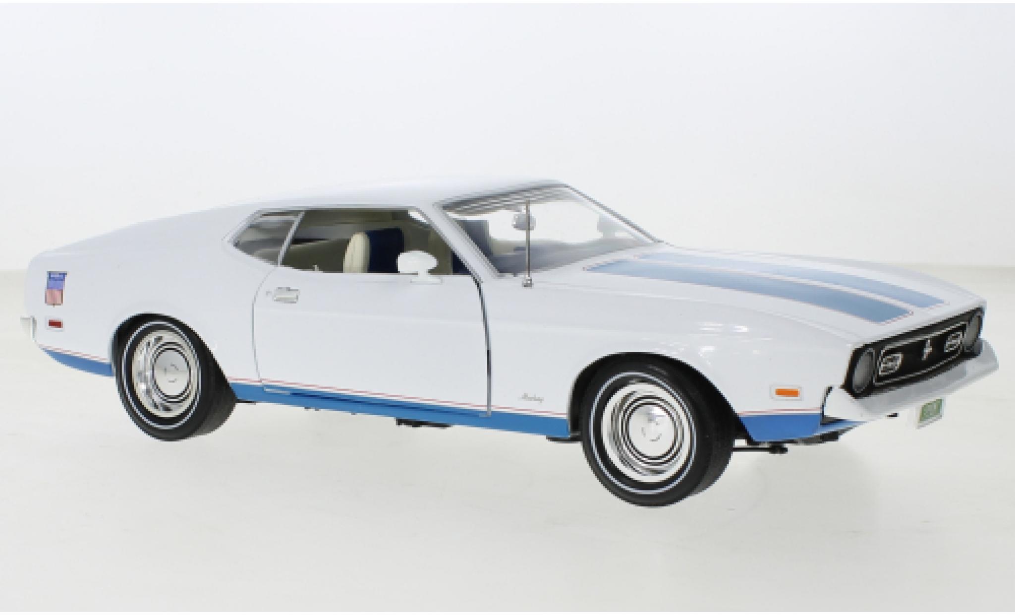 Ford Mustang 1/18 Auto World Fastback wit/blauw 1972 modelauto