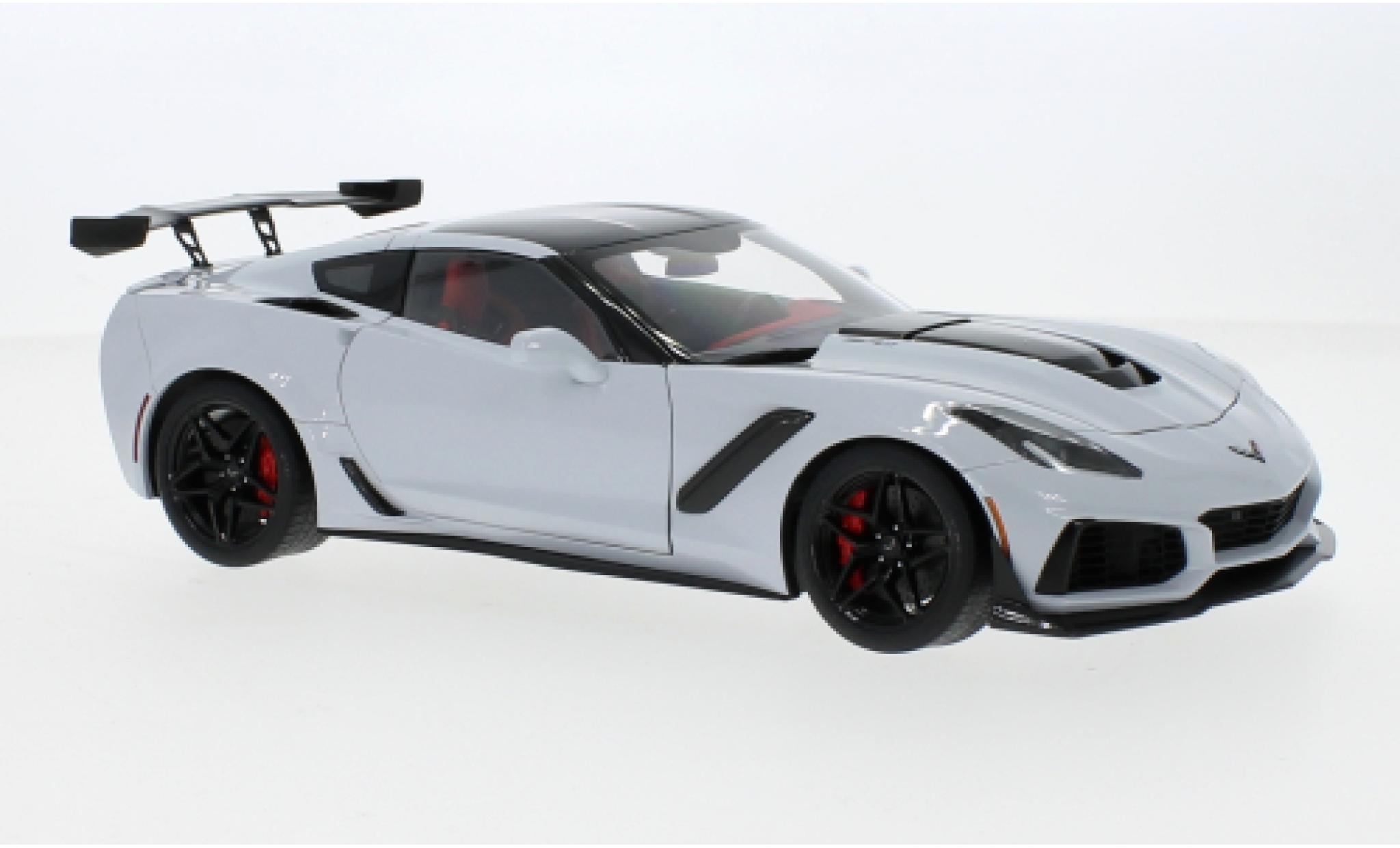 Chevrolet Corvette 1/18 AUTOart (C7) ZR1 metallic grijs clair 2019 modelauto