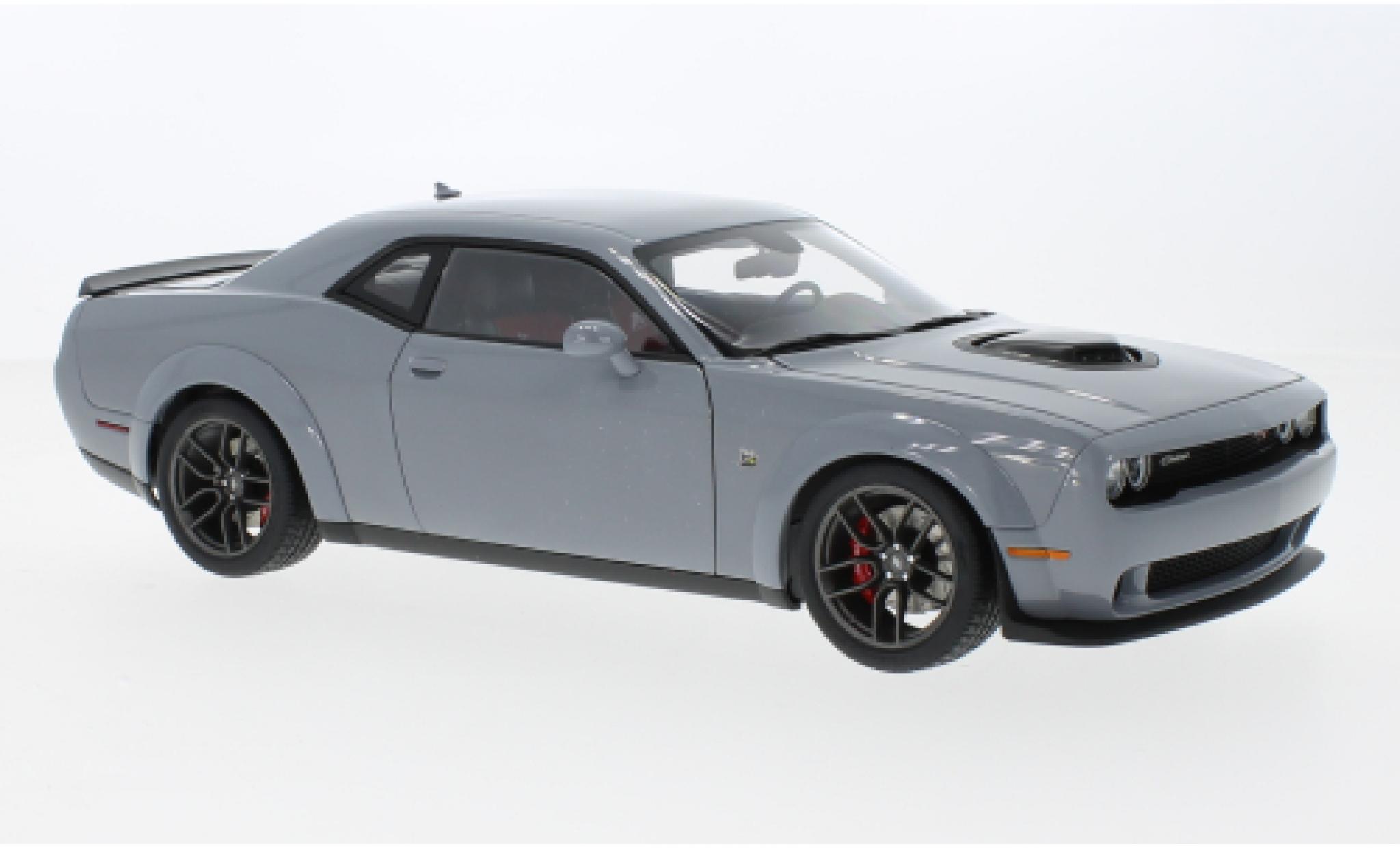 Dodge Challenger 1/18 AUTOart R/T Scat Pack Shaker Widebody grijs clair 2022 modelauto