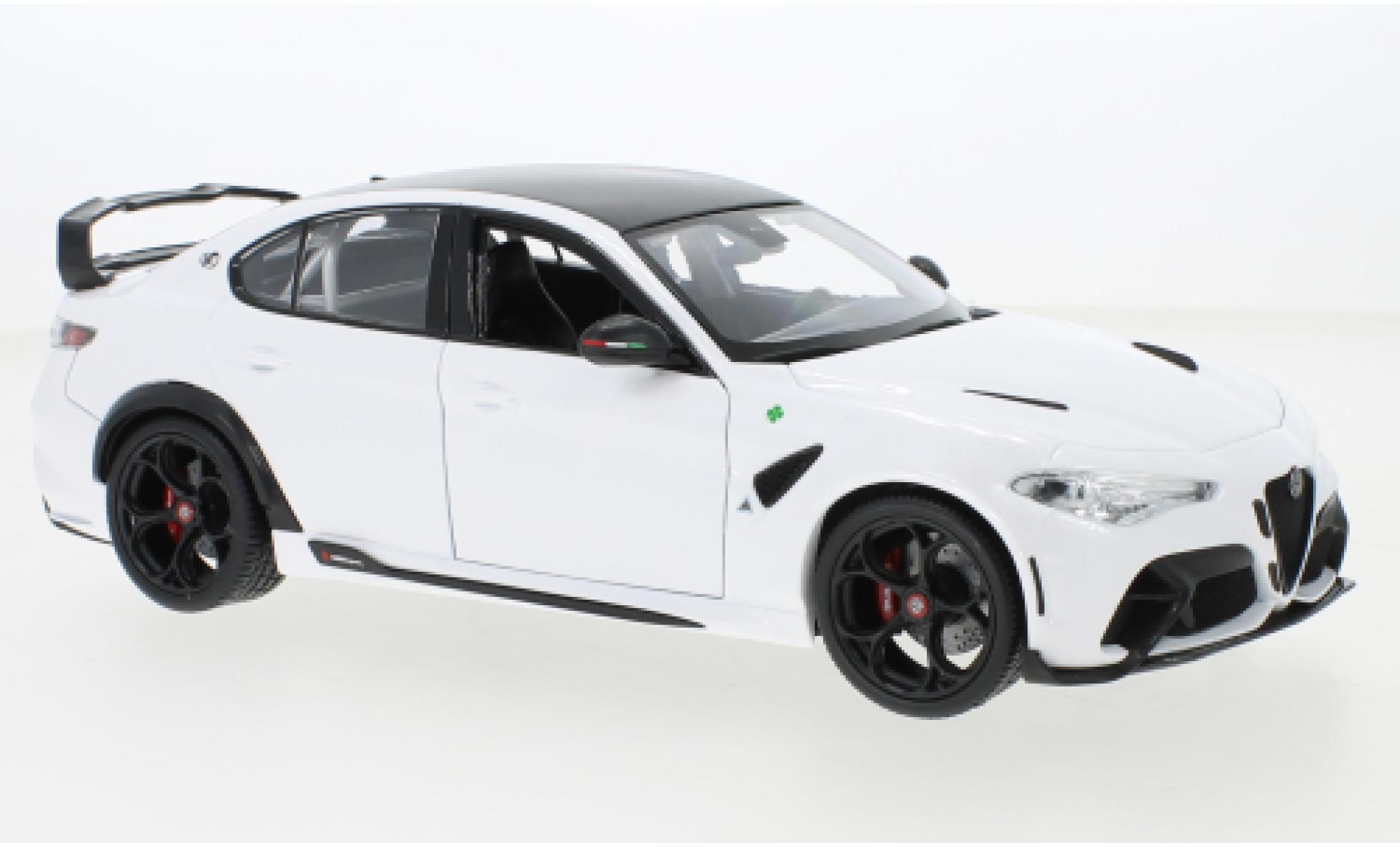 Alfa Romeo Giulia 1/18 Burago GTAm metallic wit 2020 modelauto