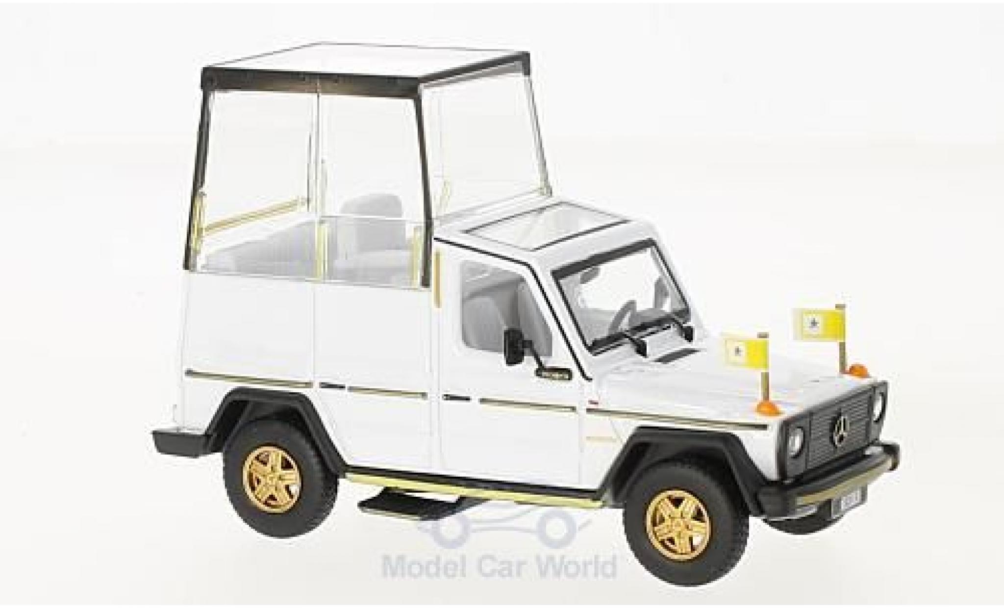 Mercedes 230 1/43 Burago GE wit PAPAMOBILE 2010 modelauto