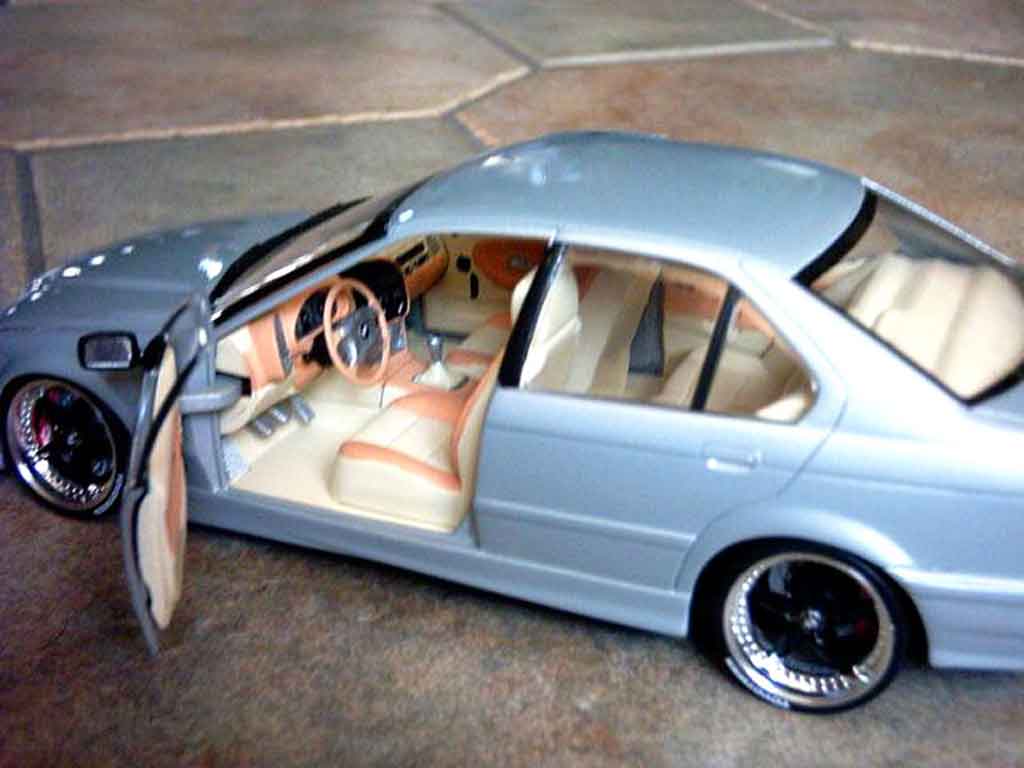 Bmw 318 tuning E36 is sedan jantes racing harts 18 pouces 1/18 Ut Models