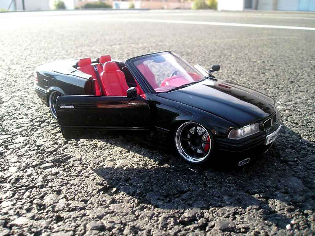 Bmw 325 E36 1/18 Maisto E36 cabriolet zwart interieur cuir rood jantes zwarts bords chromes modelauto