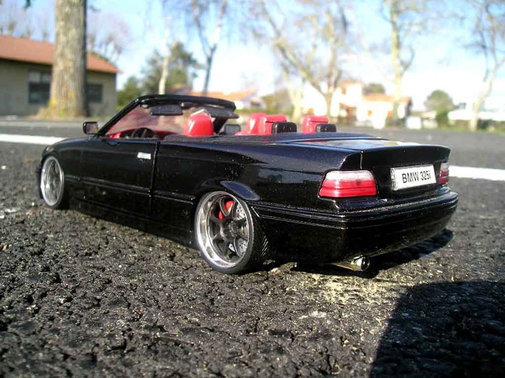 Bmw 325 Cabriolet E36 zwart interieur cuir rood jantes zwarts bords chromes 1/18 Maisto