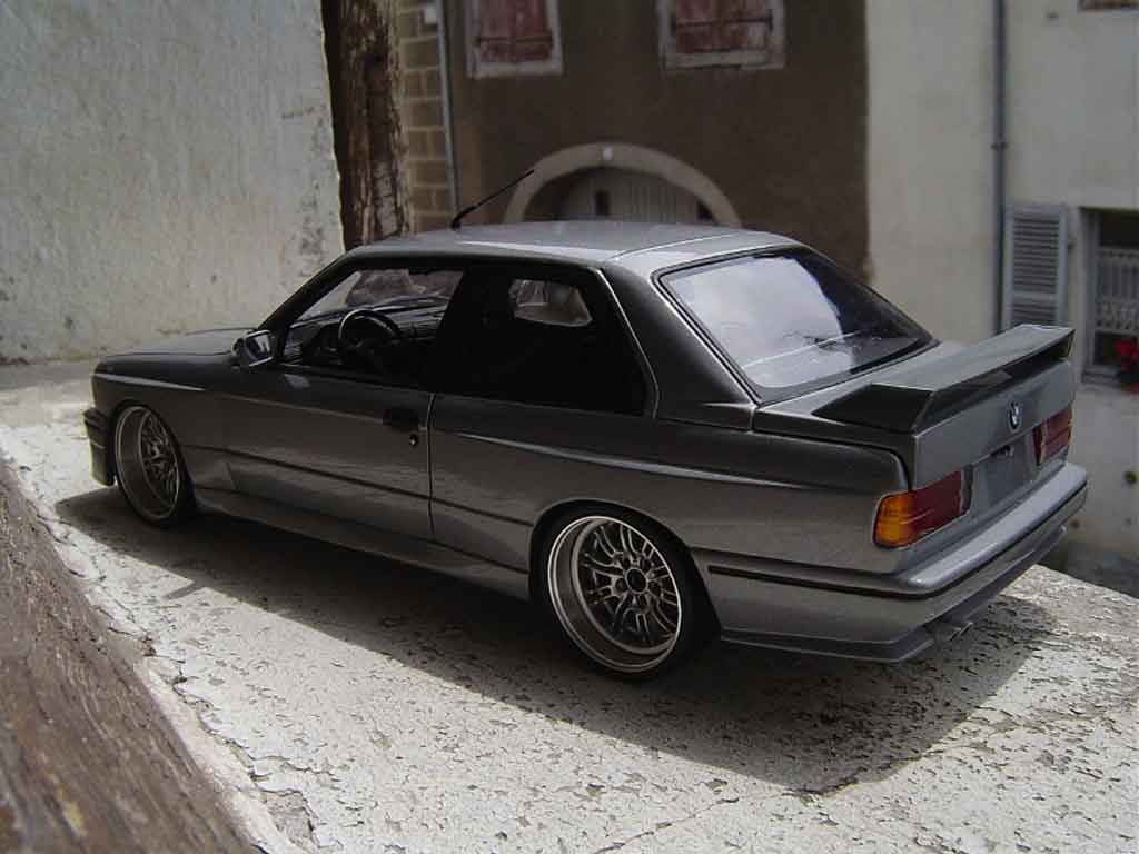 Bmw M3 coupe E30 grijs jantes de m3 e46 avec cerclage chrome 1/18 Kyosho