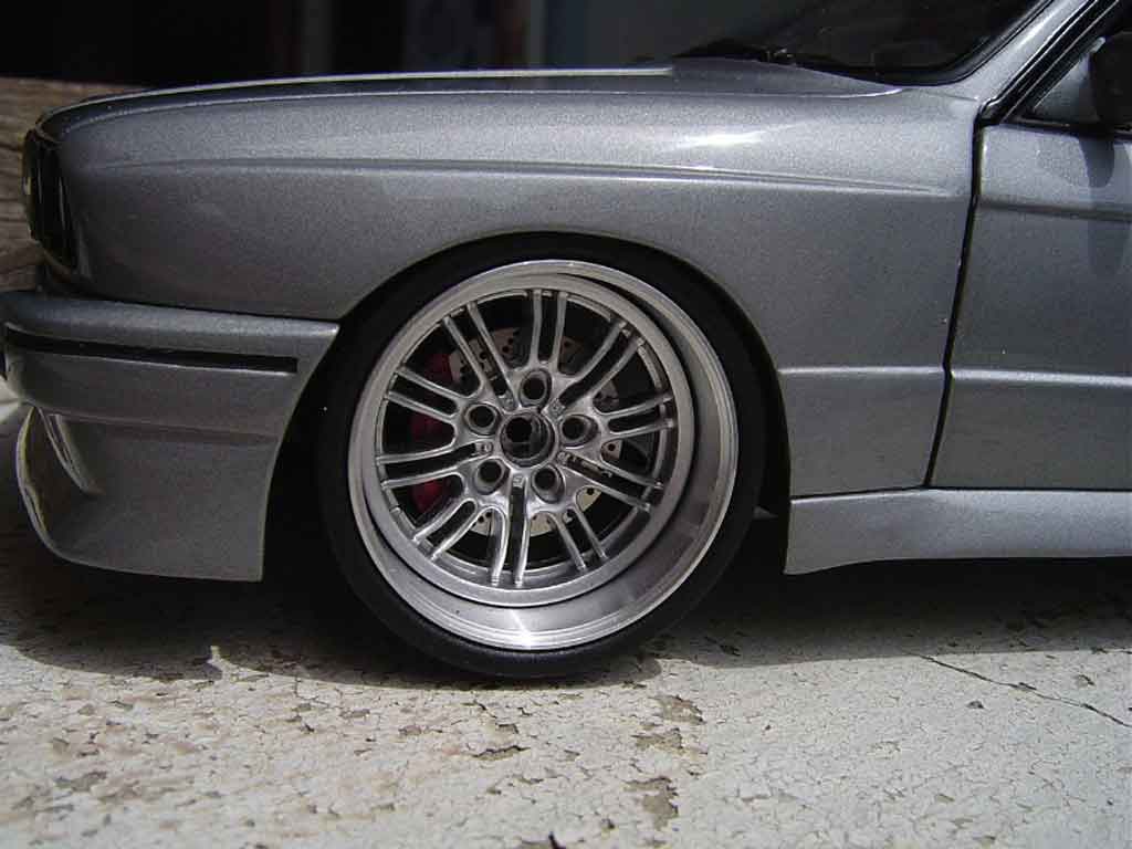 Bmw M3 coupe E30 grijs jantes de m3 e46 avec cerclage chrome 1/18 Kyosho