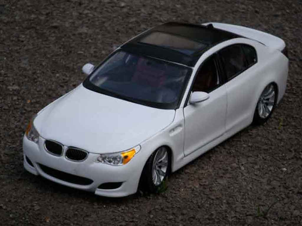Bmw M5 E60 1/18 Maisto E60 wit et zwart modelauto