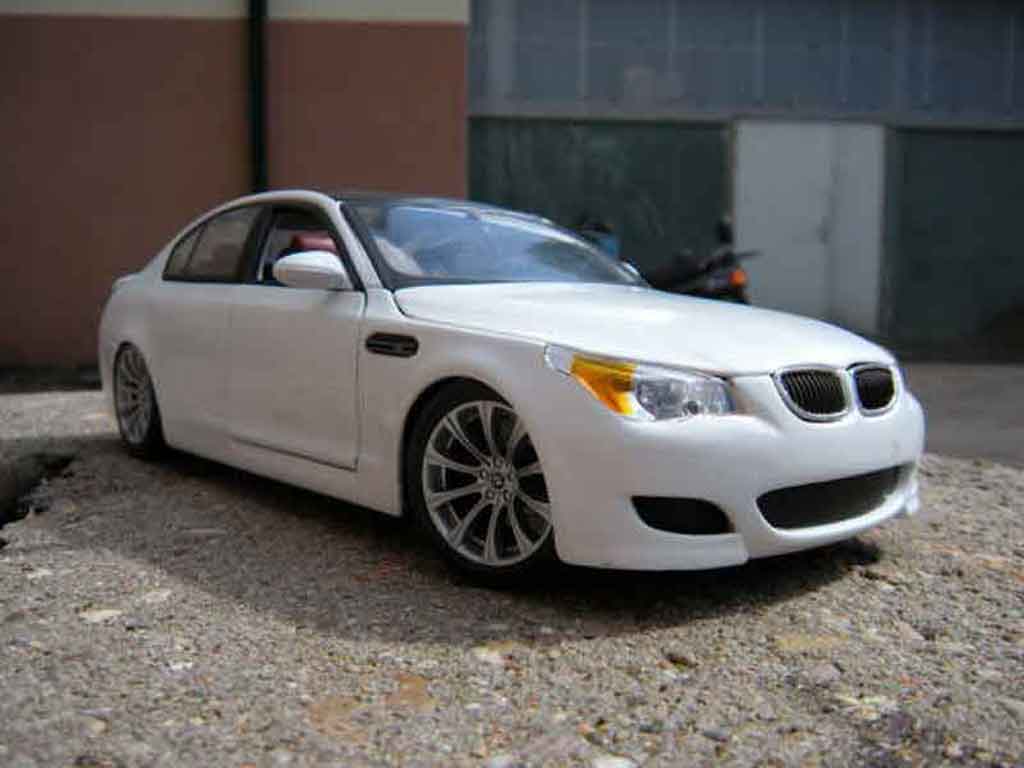 Bmw M5 berline E60 wit et zwart 1/18 Maisto