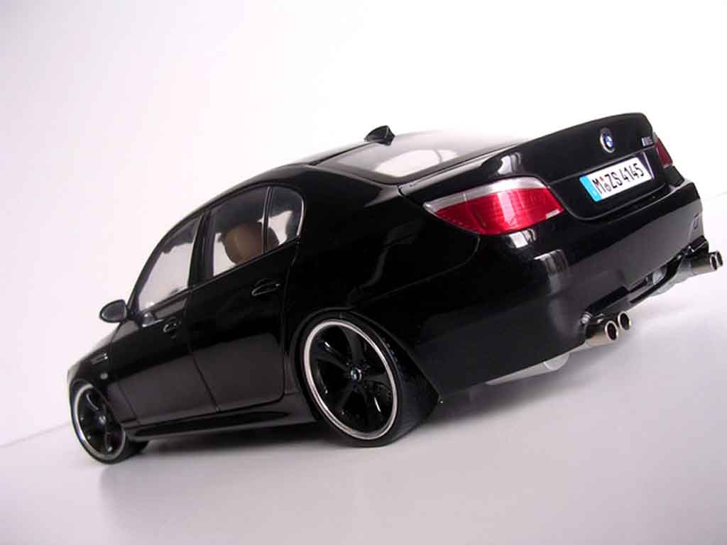 Bmw M5 E60 1/18 Kyosho E60 jantes techart zwarts modelauto