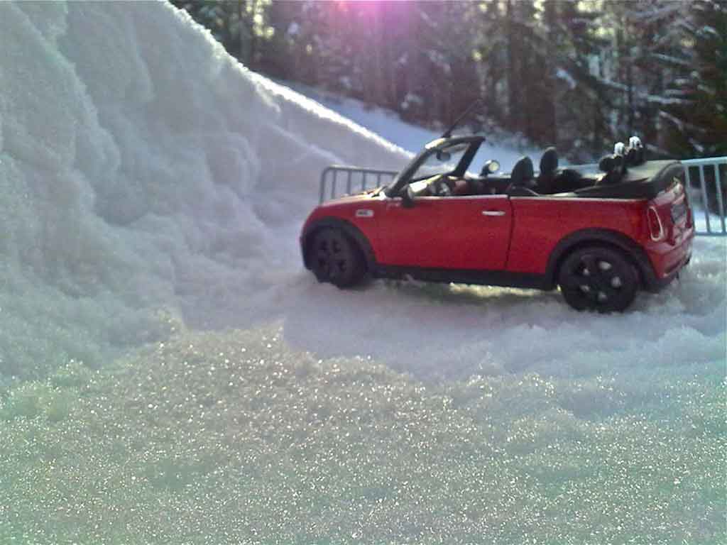 Mini Cabriolet S rood 1/18 Burago
