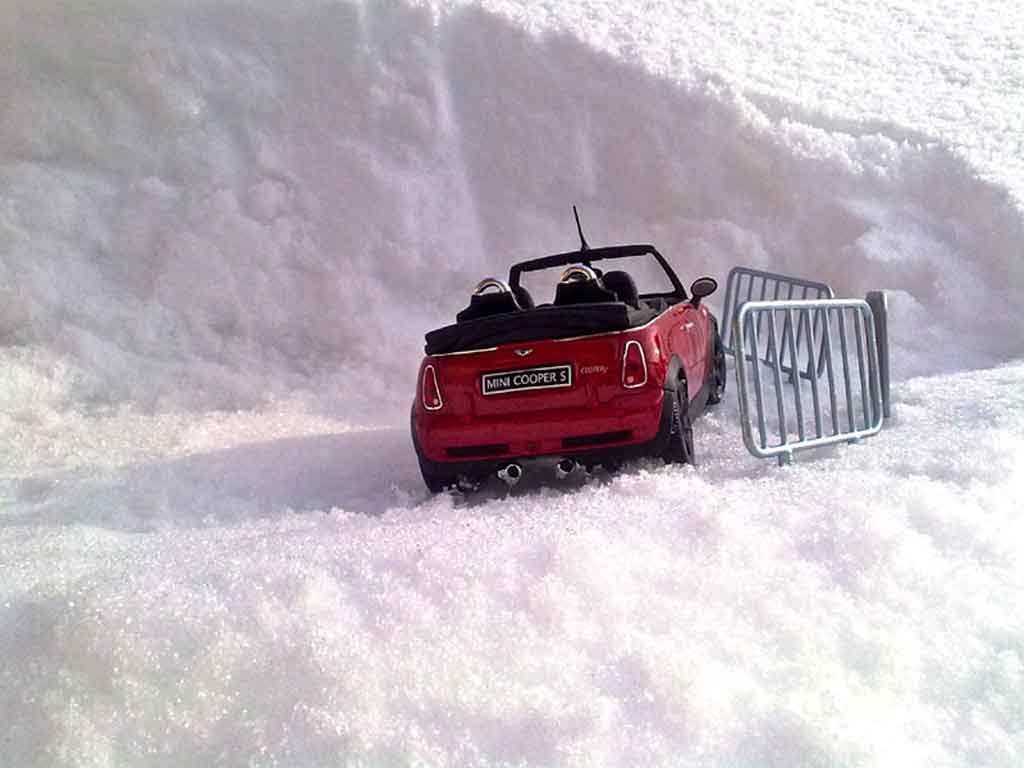 Mini Cabriolet S rood 1/18 Burago