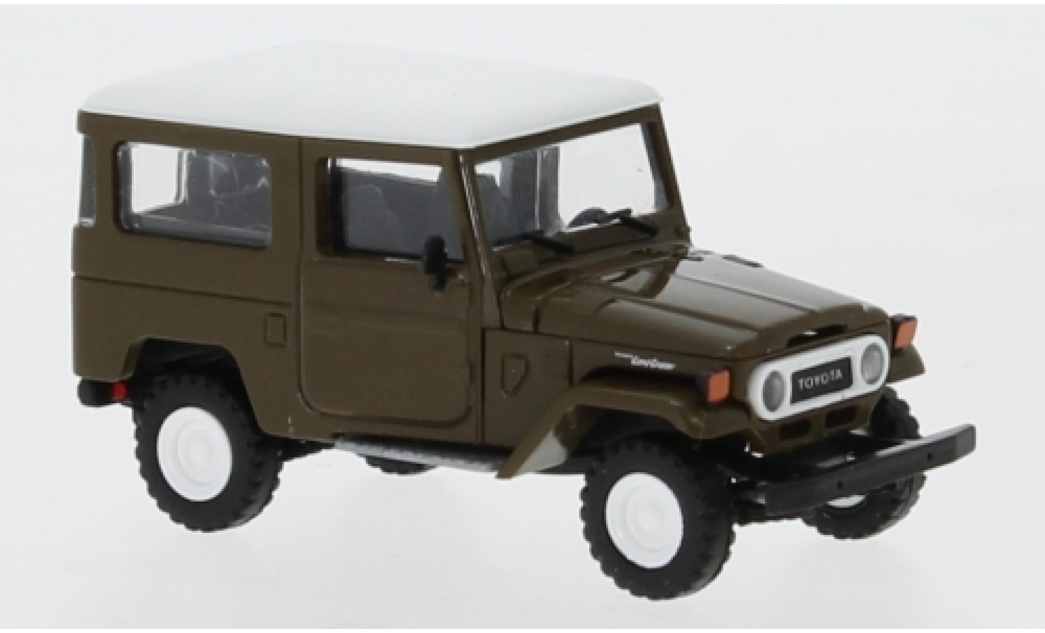 Toyota Land Cruiser 1/87 Busch J4 bruin/wit 1960 modelauto