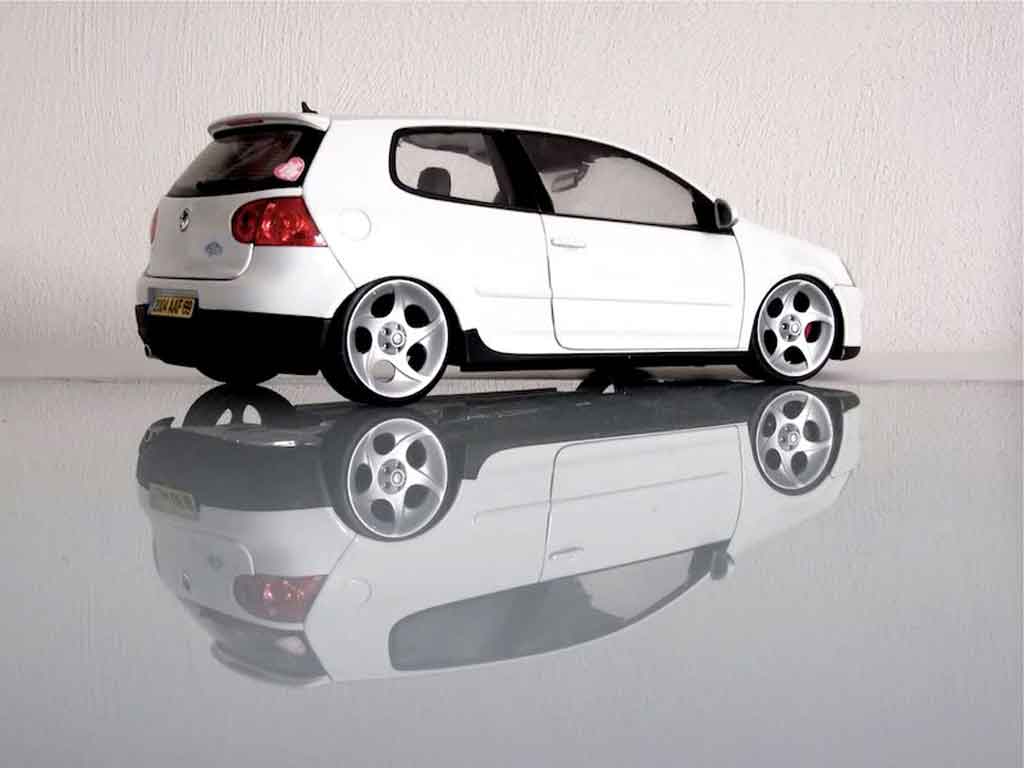 Volkswagen Golf GTI jantes alphard 1/18 Norev