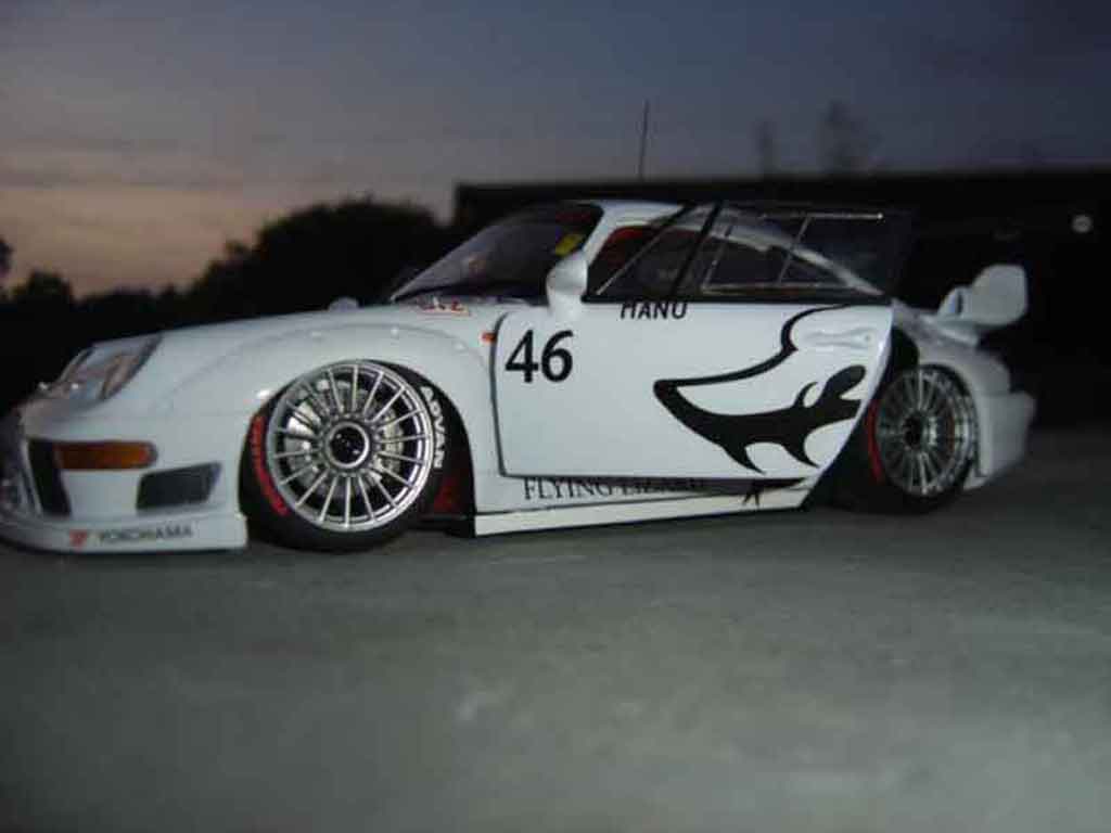 Porsche 911 GT2 evo flying lizard 1/18 Ut Models