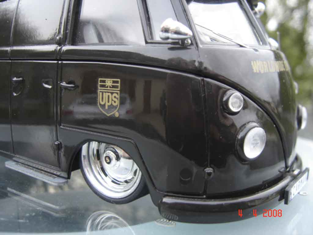 Volkswagen Combi Base ups 1/18 Solido