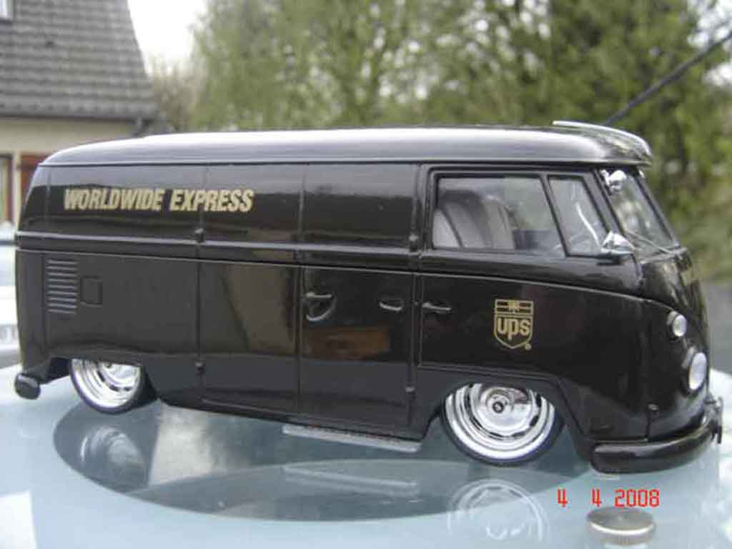 Volkswagen Combi Base ups 1/18 Solido