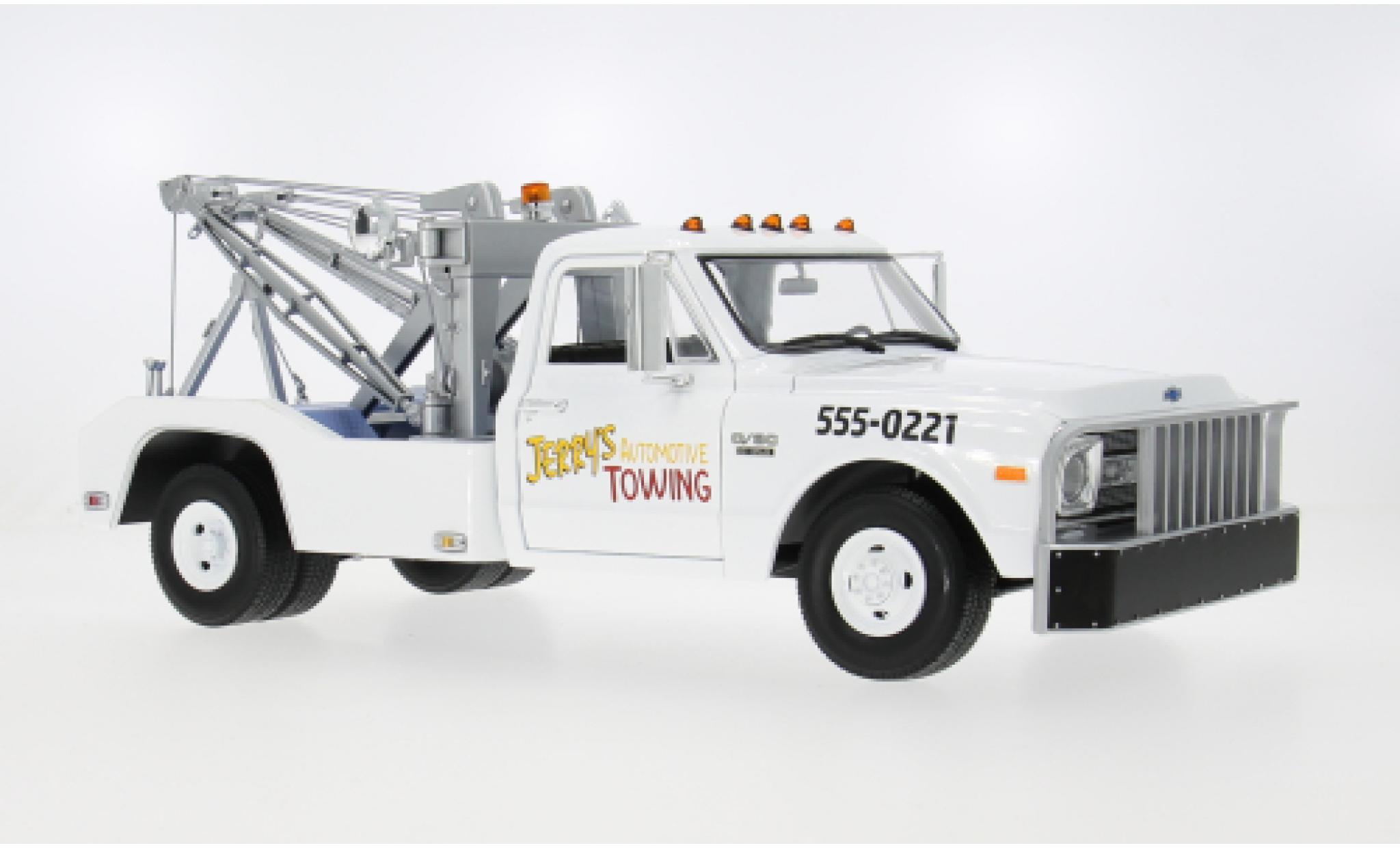 Chevrolet C-30 1/18 Greenlight Dually Wrecker wit 1969 Jerry&rsquo;s Towing Fall Guy Stuntman 1:18 modelauto
