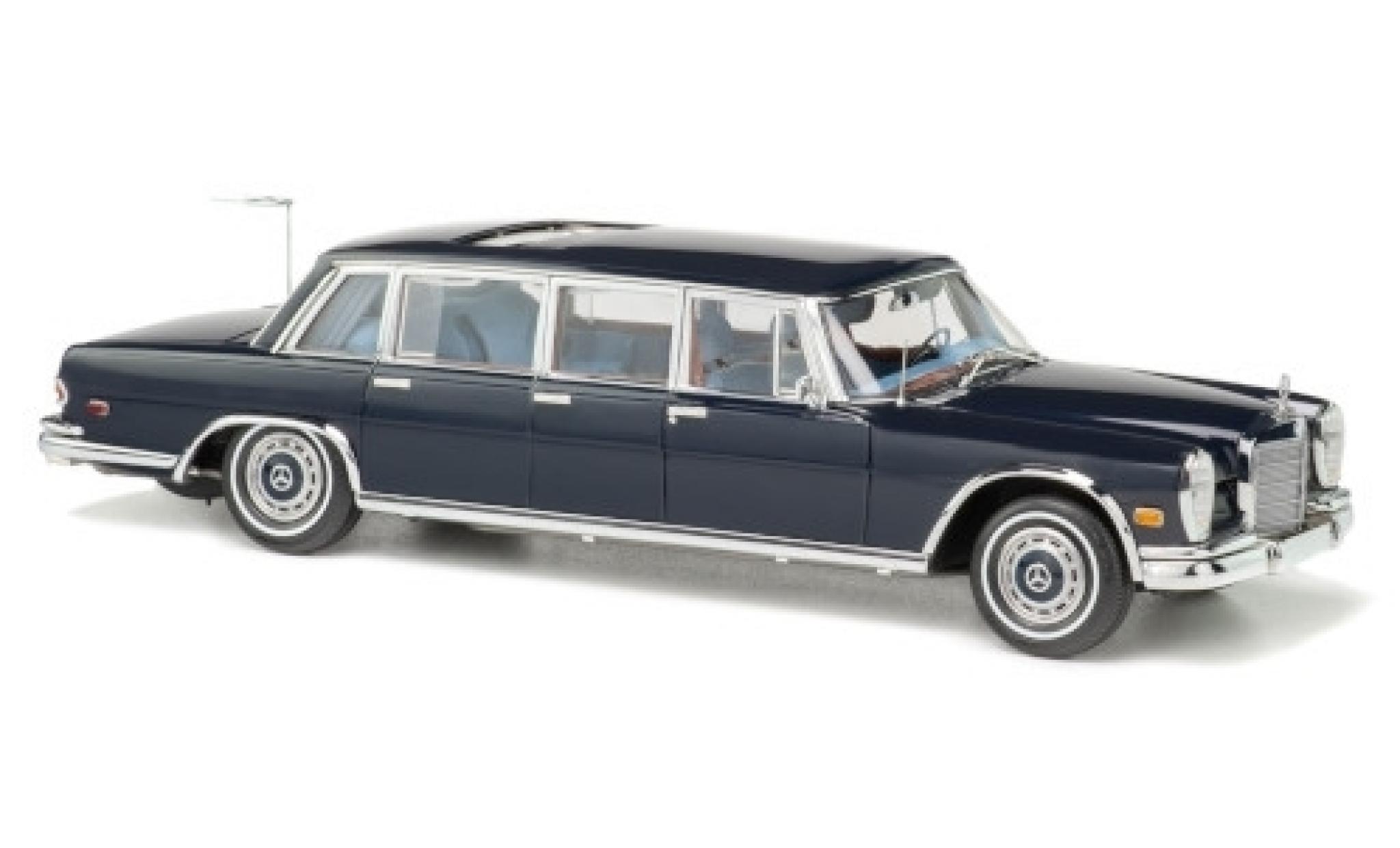 Mercedes 600 1/18 CMC Pullman (W100) blauw King of Rock n Roll modelauto