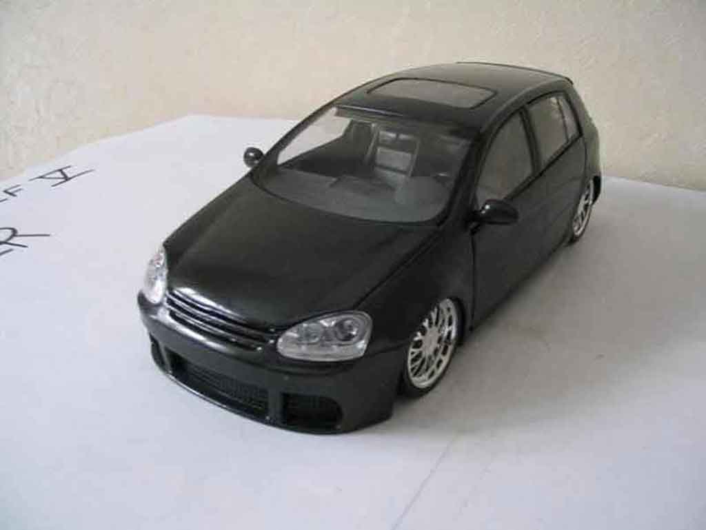 Volkswagen Golf GTI dub zwart jantes chromees 1/18 Burago