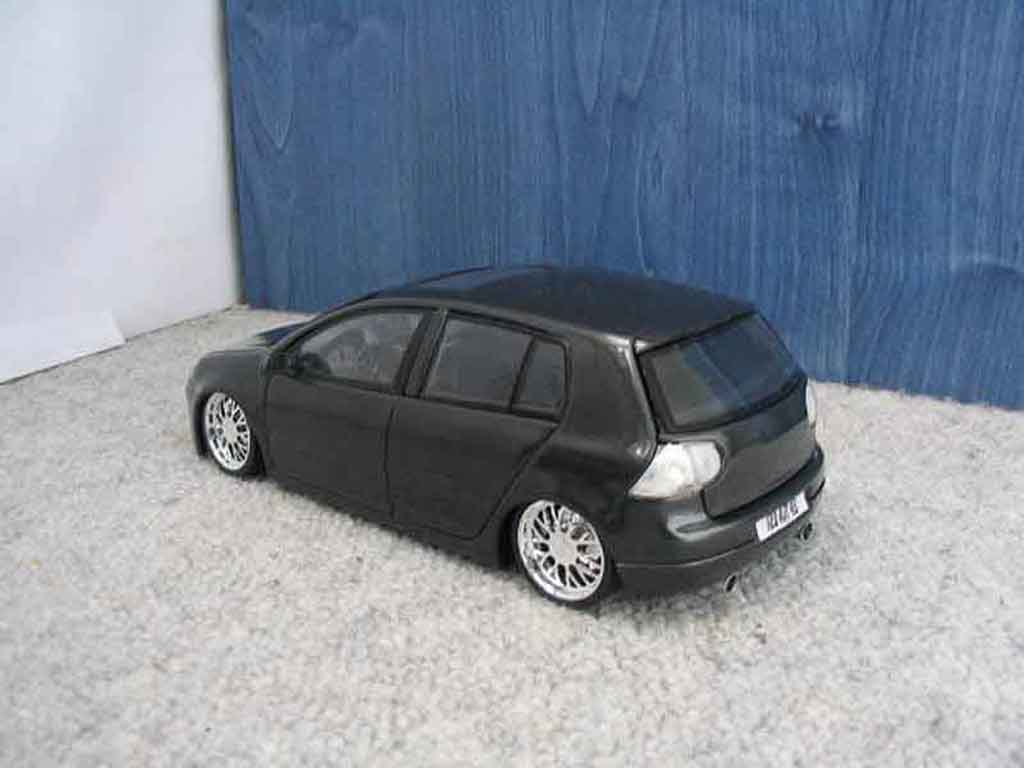 Volkswagen Golf GTI dub zwart jantes chromees 1/18 Burago