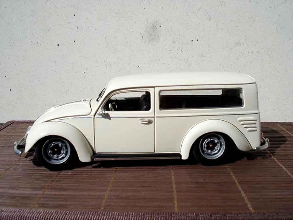 Volkswagen Kafer Base cox 1956 bestelbusje meeussen 1/18 Burago