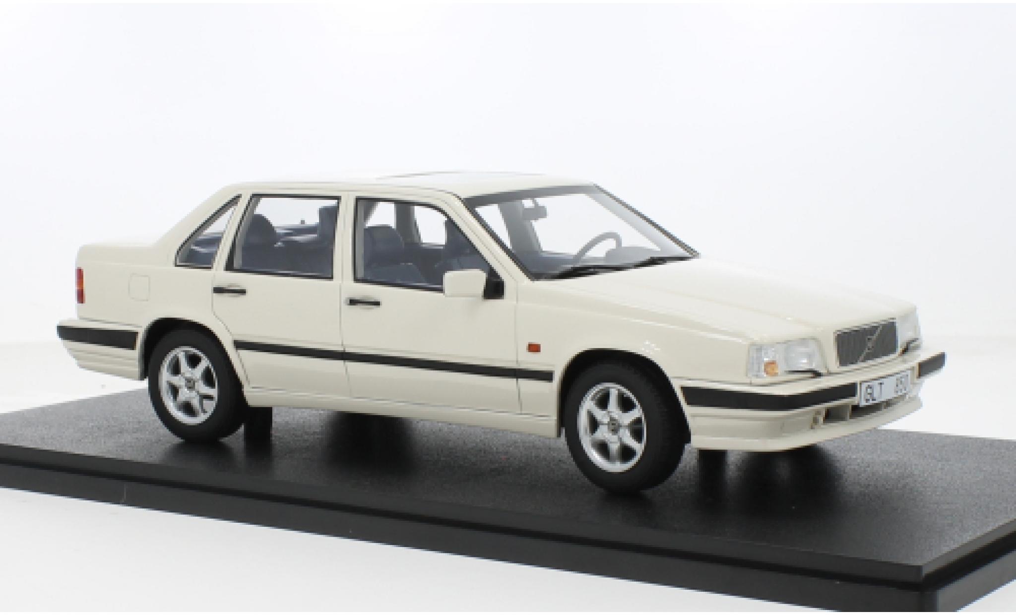 Volvo 850 1/18 Cult Scale Models GLT wit 1991 1:18 modelauto