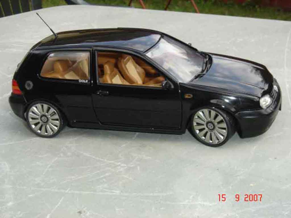 Volkswagen Golf GTI 3.2 turbo 1/18 Revell