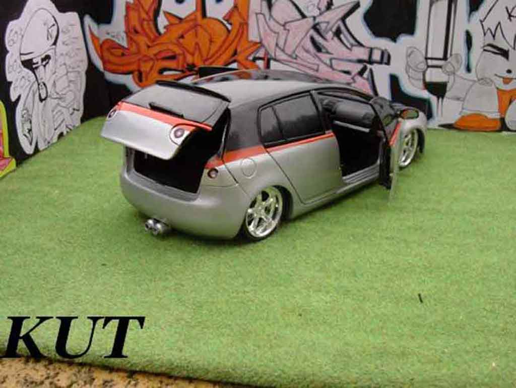 Volkswagen Golf GTI suspensions pneumatiques 1/18 Burago