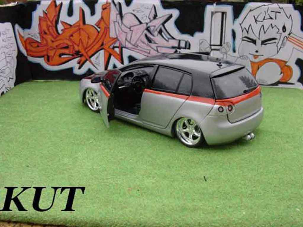 Volkswagen Golf GTI suspensions pneumatiques 1/18 Burago