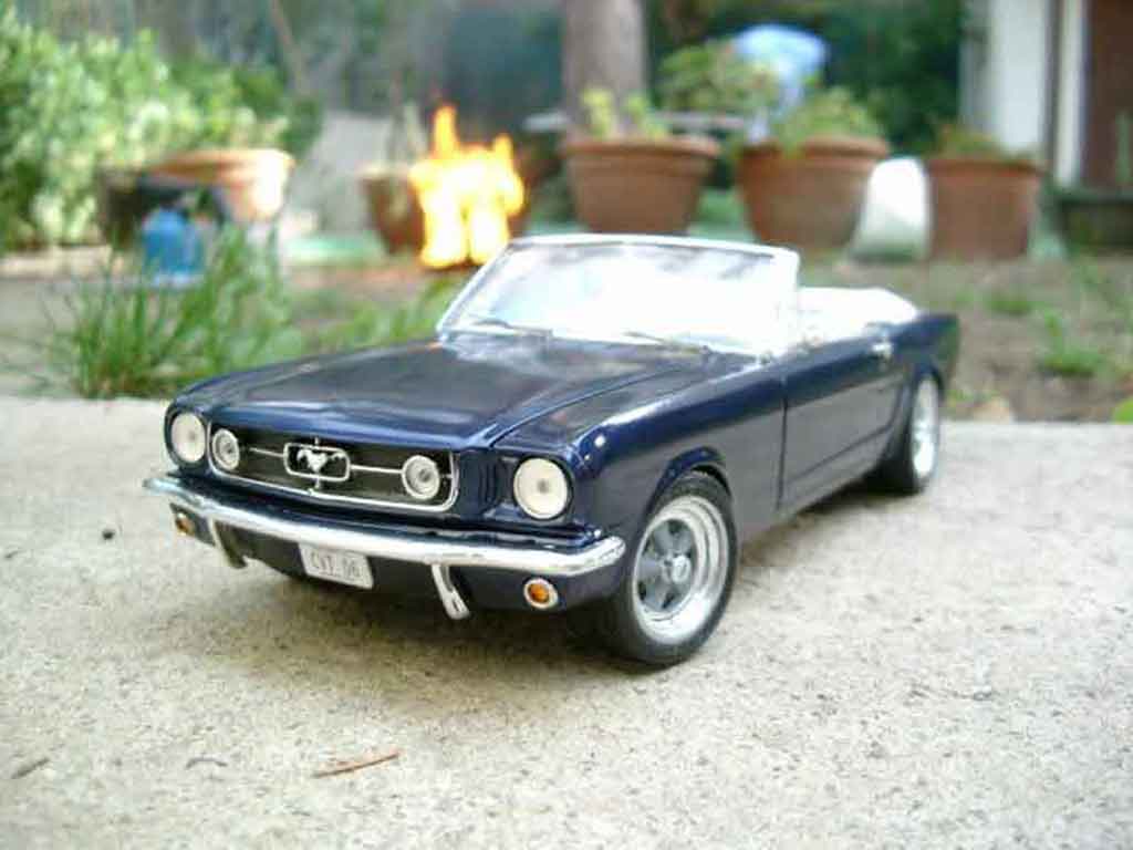 Ford Mustang Convertible cabriolet blauw 1/18 Jouef