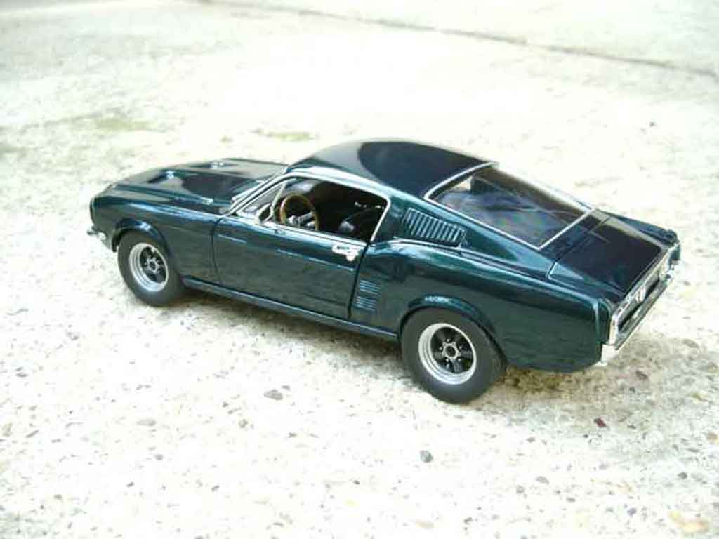 Ford Mustang Bullitt gt replique 1967 1/18 Johnny Lightning