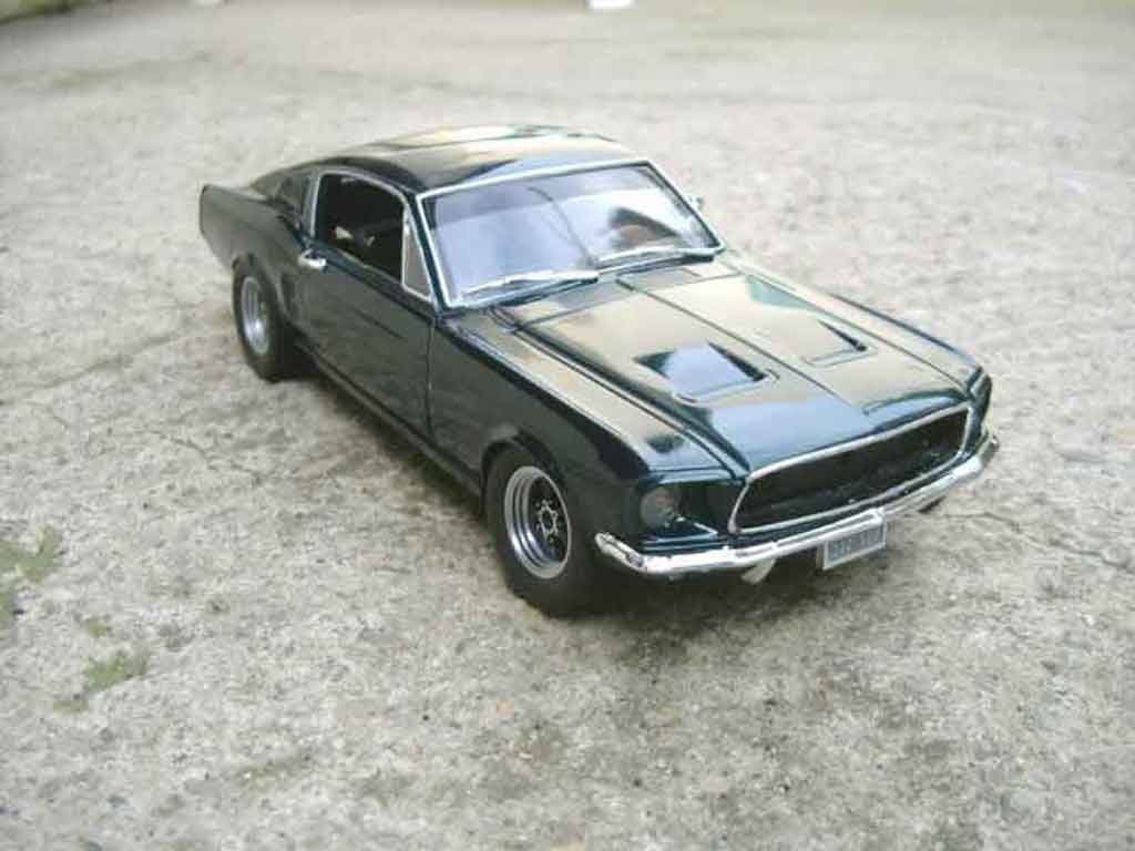 Ford Mustang Bullit Mc Queen 1/18 Johnny Lightning Bullit Mc Queen gt replique 1967 modelauto