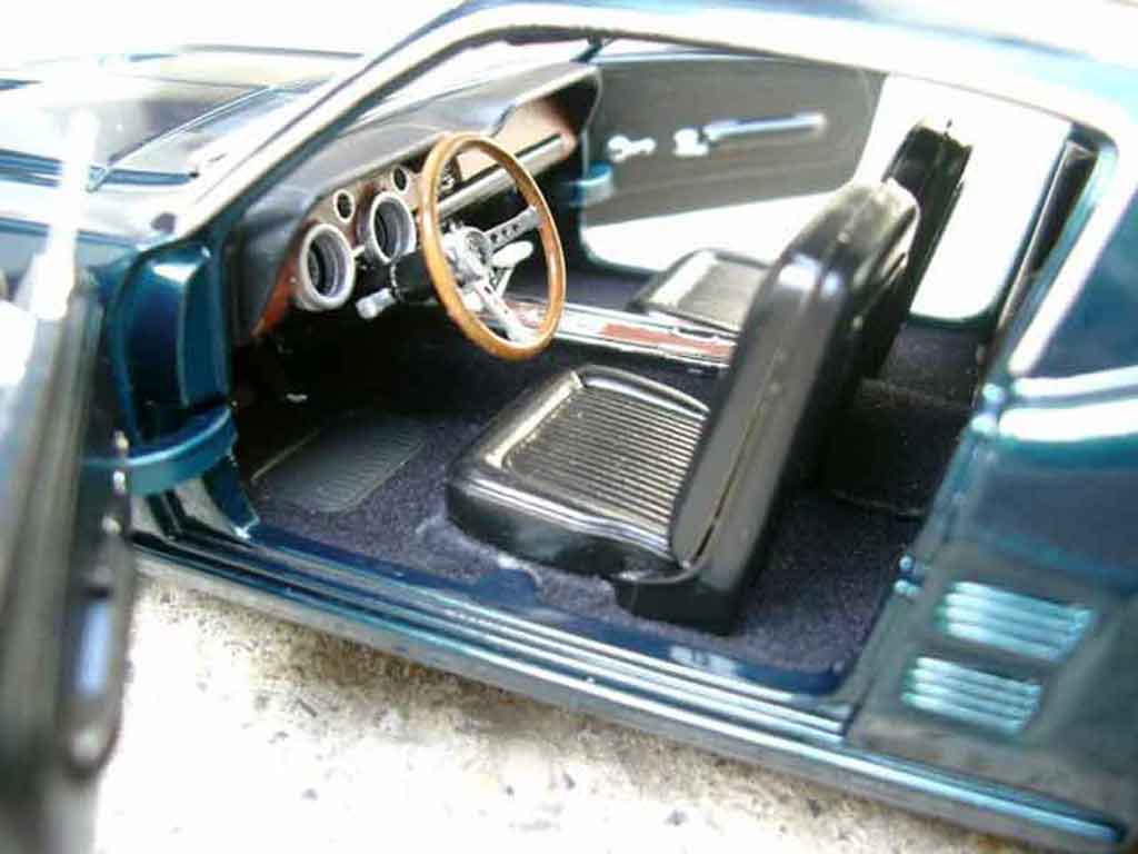 Ford Mustang Bullitt gt replique 1967 1/18 Johnny Lightning