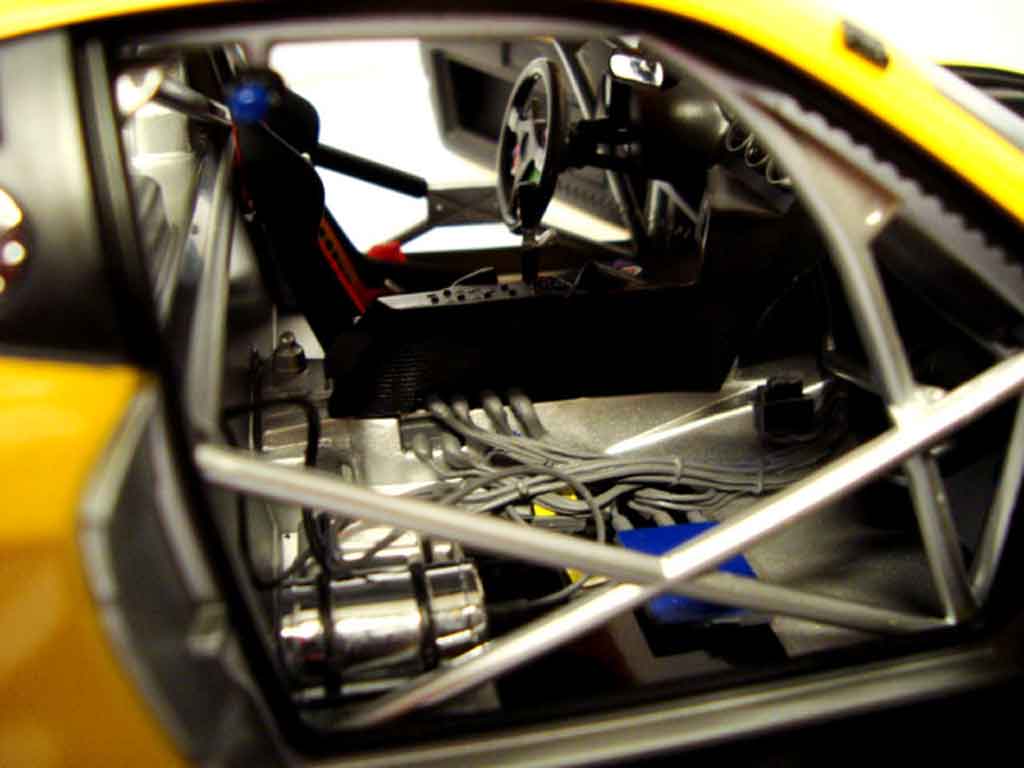 Ferrari 575 GTC evoluzione 2005 geel 1/18 Kyosho