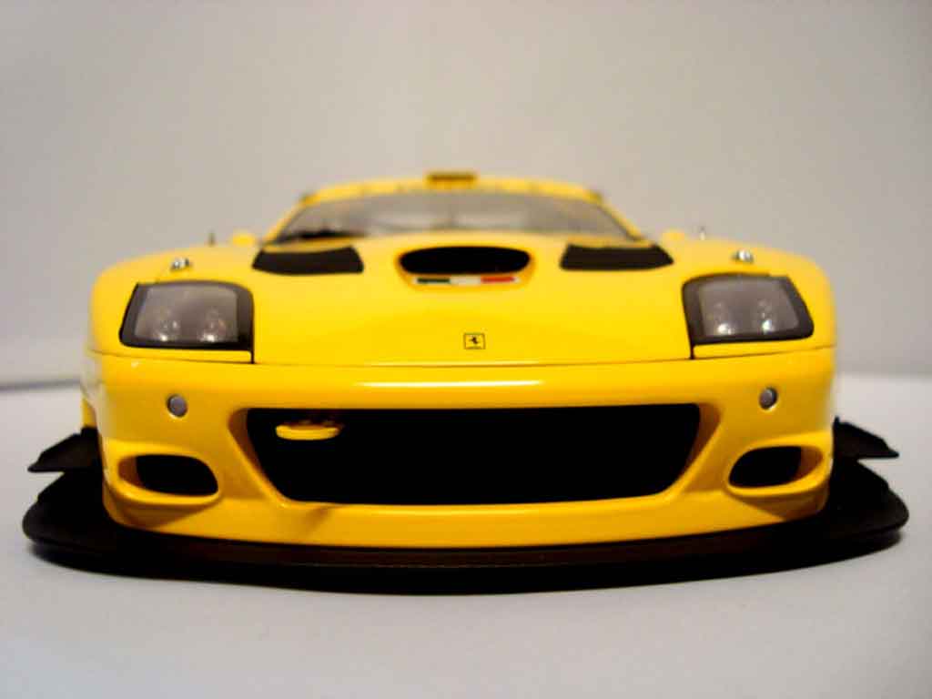 Ferrari 575 GTC evoluzione 2005 geel 1/18 Kyosho