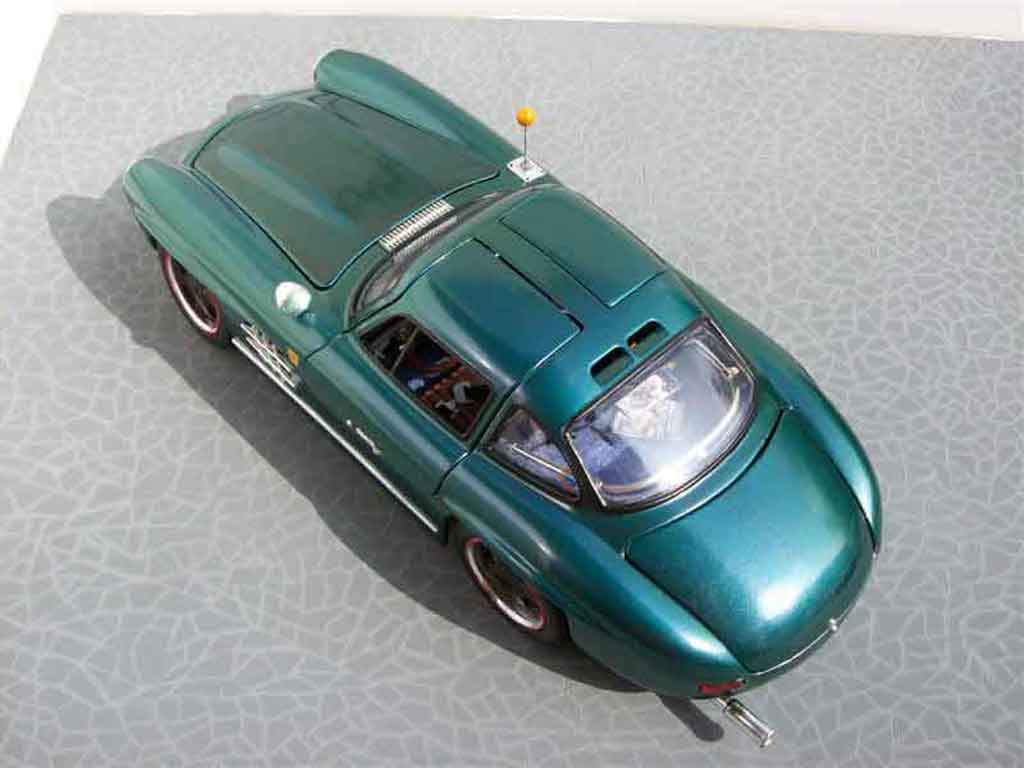 Mercedes 300 Base urban hot rod 1/18 Burago