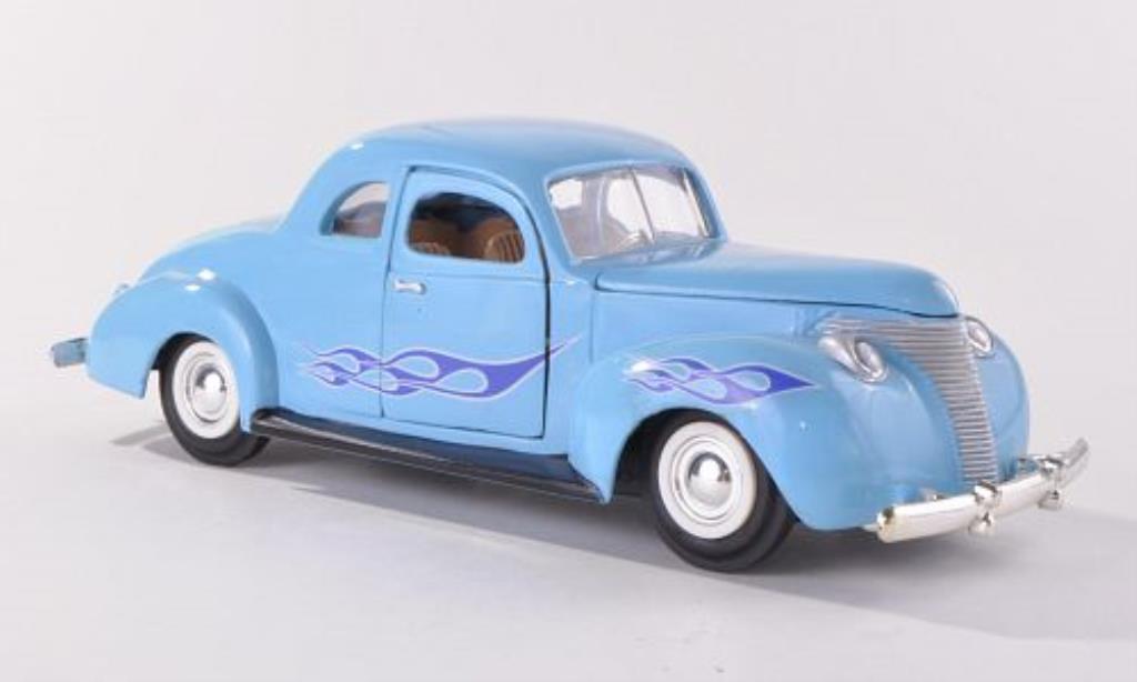 Ford Custom 1/24 Motormax blauw mit Flammendekor 1949 modelauto