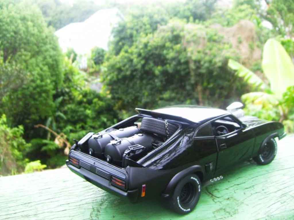 Mad Max ROAD WARRIOR INTERCEPTOR Interceptor falcon 1973 1/18 Autoart