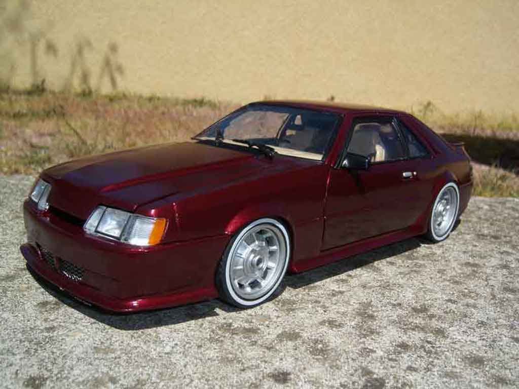 Ford Mustang SVO rood 1/18 Welly