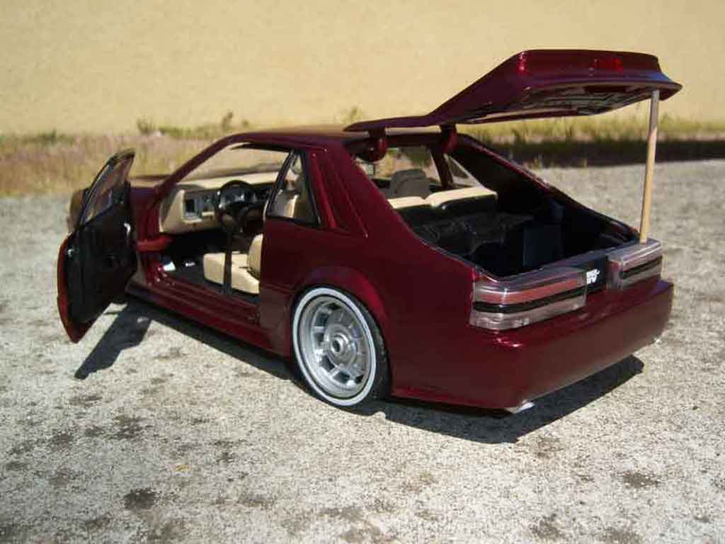 Ford Mustang SVO rood 1/18 Welly