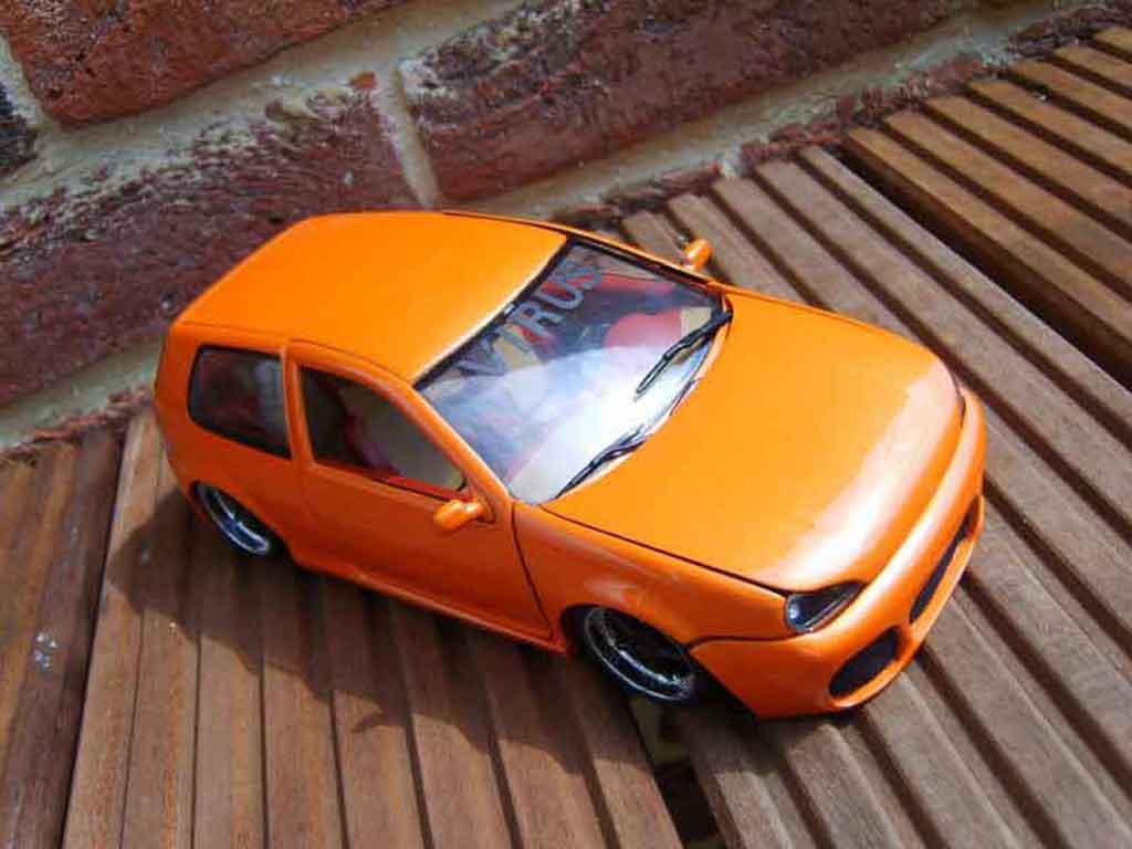 Volkswagen Golf GTI virus 1/18 Revell